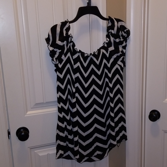 Jennifer Lloyd Chevron Top - Picture 4 of 4